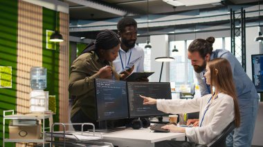 İş analitiği için yapay zeka modelleri geliştiren stajyere yardım ekibi. Arkadaş canlısı iş arkadaşları yapay zeka için simülasyonları çalıştıran Dev 'e yardım ediyor. Kamera A.