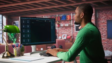 Evdeki siyahi serbest çalışan erkek, görev tamamlama, otomasyon ve makine öğrenimi için yapay zeka sohbet robotu kullanıyor. Genç yetişkinler, suni zeka kullanarak yeni fikirler üretirler. Kamera B.