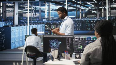 Yapılandırılmamış verileri kategorize etmek için yapay zeka algoritmaları ve düğüm ağacı sistemleri kullanan sunucu çiftliği teknisyeni. Veri merkezi çalışanı görsel programlama ve doğal dil işleme araçları kullanır, kamera A