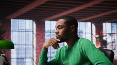 Siyahi tele-işçi, yaratıcılığını ve yeniliğini geliştirmek için kullanarak daha fazla para kazanmak için çözümler üzerinde kafa yoruyor. Yeni parlak fikirler arayan genç yetişkinler. Kamera B.