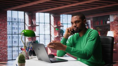 Merkez ofisteki Freelancer iş ortağıyla cep telefonunu kullanarak önemli bir telefon görüşmesi yapıyor. Afrika kökenli Amerikalı bir adam çalışma sırasında şirket meselelerini tartışıyor. Kamera A.