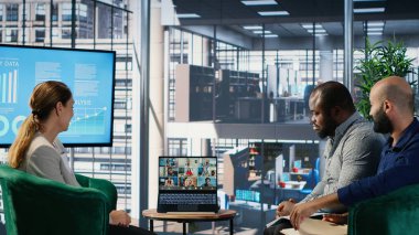 Profesyonel bir tartışma için şirket liderleri arasında uzak bir toplantı, küresel şirketler arasında verimli bir ortaklık yaratmak için görüşleri paylaşmak. İnternet üzerinden bağlantı kurun. Kamera B.