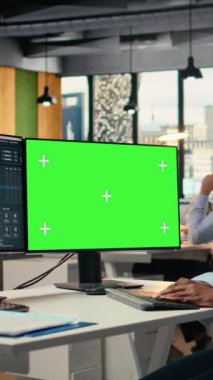 Dikey video Equity analisti üç aylık kazançları gözden geçirmek ve borsa performansını değerlendirmek için izole ekran PC kullanıyor. Tüccar geliştirmek için krom anahtar PC kullanarak finansal analiz yürütüyor