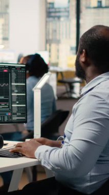 Black Swan olayından endişelenen dikey video borsacıları küresel karışıklığa neden oluyor, müşterileri uyarıyorlar. Aksesuar firması borsayı etkileyen krizin son dakika haberlerini izliyor.