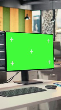 Hisse senedi piyasası grafiklerini tescilli firma ofisinde gösteren dikey video yeşil ekranı. Borsa analizi ve strateji planlaması için kullanılan komisyon çalışma masasının üzerindeki krom anahtar bilgisayar