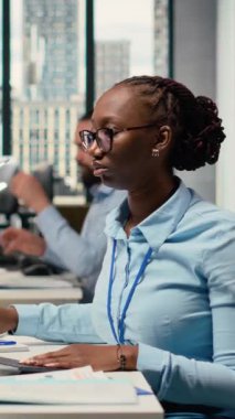 Borsa eğilimlerini analiz etmek ve yatırım gelirlerini artırmak için yapay zeka kullanan dikey video yöneticileri. İş arkadaşları yatırım fırsatlarını tanımlamak için Al Chatbot kullanıyor, kamera B