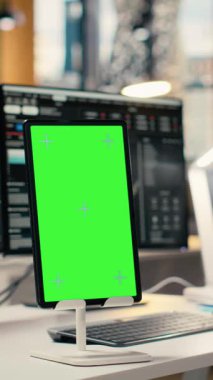 Tescilli firma ofisinde borsa grafiklerini gösteren izole ekran tabletinin dikey videosunu kapat. Borsa analizi ve strateji için kullanılan komisyon çalışma masasındaki model aygıtı