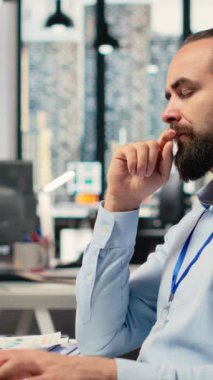 Ofisteki dikey video tüccarı hayal kurmak için gözlerini kapatıyor, finansal bağımsızlığı ve gelecekteki başarıyı gözünde canlandırıyor. Masadaki neşeli aksesuar firması çalışanı düşüncelere dalmış, başarılı bir ticaret hayal ediyor.