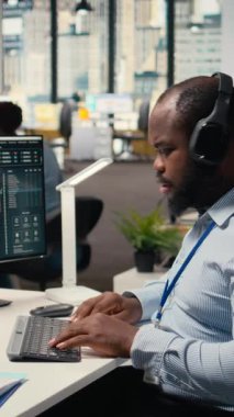 Ofisteki dikey video tüccarı, ticaret platformu torpidosunda hata düzeltmeye çalışan şüpheli giriş uyarısı saptadı. Borsacı yetkisiz giriş uyarısı görüyor