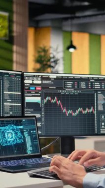 Ekonomik grafiklere dayalı sermaye tahsisini değerlendirmek için dizüstü bilgisayardaki yapay zeka yazılımını kullanan dikey video portföy yöneticisi. Gündüz işlemcisi, araştırma yapmak için defter üzerinde derin öğrenme kullanıyor.