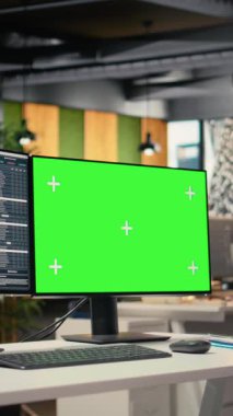 Yatırım firmasının ofisindeki yeşil ekranda sergilenen dikey video borsa ölçümleri. Forx şirketinin çalışma alanındaki iş istasyonunda canlı finansal veriler kroma tuşunda görünür