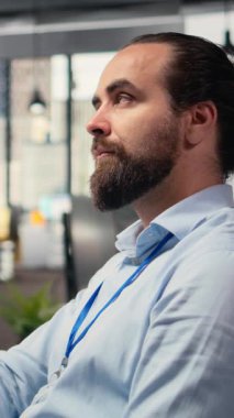 Yatırım yapmadan, gülümsemeden, seçimlere olan güvenini dile getirmeden önce kendini motive eden dikey video eski şirket simsarı. Finansal uzman riskli ticaret yapmak için cesareti teşvik ediyor.