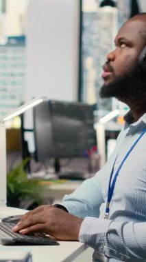 Vertical video eski yatırım danışmanı şüpheli erişimleri araştırıyor. Ofisteki Afrikalı Amerikalı adam, güvenlik açığından endişeleniyor.