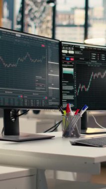 Finansal profesyonellerin analitik araçlar kullanarak borsa faaliyetlerini takip ettikleri ekranlardaki dikey video ticareti platformu. Bilgisayarda fiyat grafikleri arayüzü olan komisyon şirketi ofisi