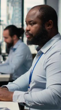 Bilgisayar korsanlarının sisteme sızmak için kullandıkları güvenlik uyarısından korkan dikey video tüccarı. Komisyoncu şirket çalışanı siber saldırıya cevap veriyor. Müşteri hesabını izinsiz hesaplardan koruyor.