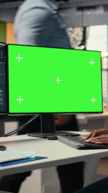 Dikey video portföy yöneticisi yatırım iadesini artırmak için yeşil ekrandaki pazar eğilimlerini analiz eder. Finansal uzman, yatırımı tanımlamak için performans ölçümlerini model bilgisayarda izliyor