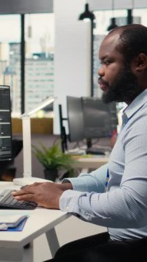 Bilgisayar korsanlarının sisteme sızmak için kullandıkları güvenlik uyarısından korkan dikey video tüccarı. Komisyoncu şirket çalışanı siber saldırıya cevap veriyor. Müşteri hesabını izinsiz hesaplardan koruyor.