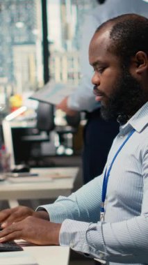 Ofisteki dikey video tüccarı, platformun torpido gözünde şüpheli bir hackleme uyarısı almış. Komisyoncu şirket çalışanı yazılım ticaretine yönelik hack girişimini tespit etti ve güvenlik protokollerini başlattı