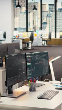 Yatırım şirketinin ofisindeki bilgisayar ekranlarında gösterilen dikey video borsa grafikleri. PC monitörlerinde canlı finansal verileri olan Forx şirketinin çalışma alanındaki çalışma istasyonu