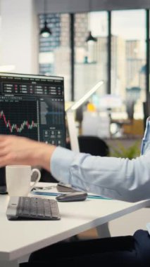 Vertical Video Finans Danışmanı, akıllı telefon kullanan müşterilerle yaptığı görüşmede yatırım rehberliği sunar. Yatırım danışmanı cep telefonu görüşmesi yapıyor, müşterilere özel portföy ve kamera yapımında yardım ediyor.