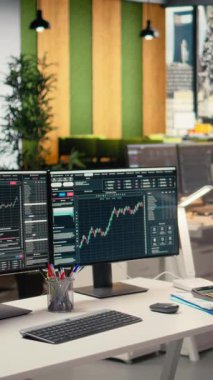 Finansal profesyonellerin analitik araçlar kullanarak borsa faaliyetlerini takip ettikleri ekranlardaki dikey video ticareti platformu. Bilgisayarda fiyat grafikleri arayüzü olan komisyon şirketi ofisi
