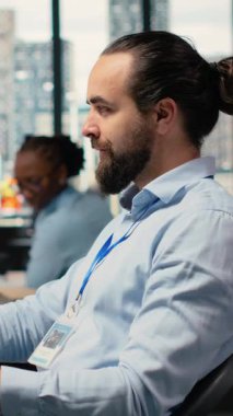 Ofisteki dikey video Happy portföy yöneticisi, borsa yatırımlarının olumlu dönüşünü kutluyor. Neşeli tüccar performans ölçümlerinden memnun, yatırım fırsatlarını tanımladıktan sonra heyecanlanıyor