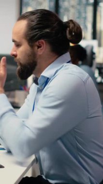 Yatırım portföyü değeri beklenmeyen piyasa olaylarından sonra düştüğü için ofisteki dikey video tüccarı kaygılarını dile getiriyor. Finansal uzman, borsa hesap kayıplarını incelerken