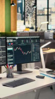 Fiyat grafikleri ve teknik göstergeleri ekranlarda görünen dekor firması ofisinde dikey video ticareti yazılımı. Analitik kullanarak borsa faaliyetlerini izleyen finans uzmanları için masaüstü kurulumu