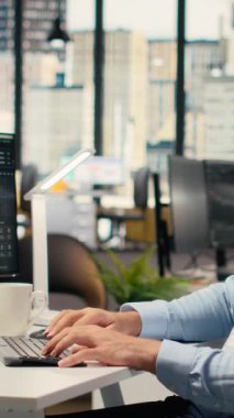 Dikey video portföy yöneticisi pazar eğilimlerini, yatırım stratejilerini rafine etmek ve getirileri artırmak için analiz eder. Finans uzmanı yeni yatırım olanaklarını belirlemek için performans ölçümlerini izliyor