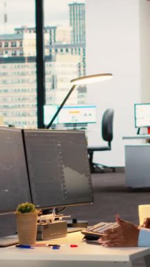 Dekor firmasındaki dikey video tüccarları nadir görülen Black Swan etkinliğinin küresel finansmanı sarsan son dakika haberlerini takip ediyorlar. Yatırımcılar, portföy değerlerinde yaşanan dramatik kaybın ardından endişeli