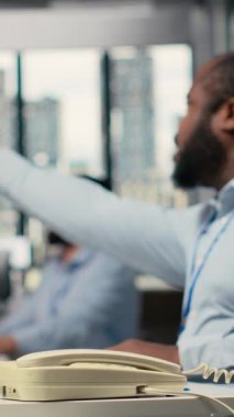 Black Swan olayından endişelenen dikey video yatırım danışmanı müşterileri alarma geçirdi. Afro-Amerikalı adam borsa krizi haberlerini izliyor.