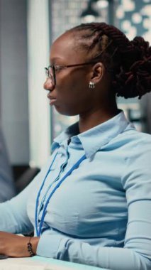 Beklenmedik piyasa çöküşünden sonra yatırım portföyü şamdan grafiklerine bakarken suratını asan dikey video tüccarı. Afro-Amerikalı kadın borsa kayıpları ve kamera B 'den rahatsız oldu.