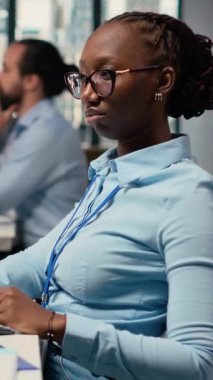 Dikey video Equity analisti, hisse senedi piyasa değerini değerlendirmek ve not almak için şirketlerin kazanç araştırmaları için yapay zeka kullanıyor. Tüccar, yapay yolla yatırımları iyileştirmek için mali analiz yürütüyor.