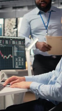 Dikey video prop firması yöneticisi ve çalışanı kağıt işlerini inceliyor, borsa dengesizliğini değerlendirmek için derin öğrenme kullanıyor. Komisyon şirketi lideri ve çalışanı YZ 'yi yatırım yapmak için kullanıyor