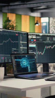 Borsa uçuculuğunu değerlendirmek için dizüstü bilgisayarda derin öğrenme teknolojisi kullanan dikey video borsacısı. Prop firması çalışanı, portföy analitik raporlarını değerlendirmek için deftere AI yardımcı yazılımı kullanıyor