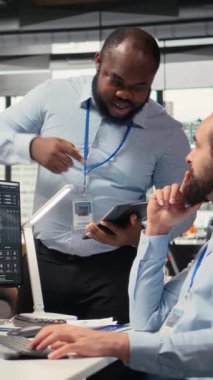 Aksesuar firmasındaki dikey video ekip çalışanları AI teknisyenlerine grafikleri yorumlamaları için baskı yapıyor, satın alma ve satışı optimize ediyor. Aracı iş arkadaşları beyin fırtınası yapıyor, derin öğrenmeyi maksimum düzeyde kullanıyorlar.