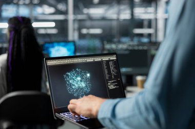 Veri merkezindeki dizüstü bilgisayarla yönetimi kapat, yapay zeka görevleri için donanımı optimize et. Sunucu odası IT çalışanı, derin öğrenme tahminleri kullanarak dizüstü bilgisayar kullanarak sistem tanılarını otomatik hale getiriyor