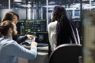 Sunucu odasında altyapı teşhislerini incelemek için aygıt kullanan bir grup yönetici var. Veri merkezinde çalışan bilişim personeli sistem uptime 'ı korumak için performans verilerini analiz ediyor