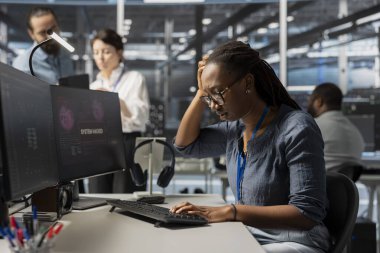 Hacker saldırısından sonra sunucu çiftliği çalışanı tehlikeli ekipmanları tamir etmeye çalışıyor. Veri merkezindeki mühendis kötü niyetli tehdit uyarısından rahatsız edilerek kritik sistemleri korumak için protokol başlatılıyor.