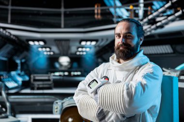 Kozmik yolculuk sırasında gelecekteki yıldız gemisinde kozmonot yörüngesinde yön bulma portresi. Astronot uzay aracının gövdesini inceliyor, uzun mesafe uzay yolculuğu sırasında güvenlik kontrolü yapıyor.