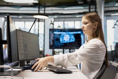 Küçük Dev, AI dil modeli önerilerini uygulayarak görevleri hızlandırıyor. Başlangıçtaki hataları düzeltmek için yapay zeka LLM asistanına güvenen genç bir kadın