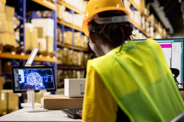 Kadın sipariş işleme otomasyonu için yapay zeka yazılımı kullanıyor, gelişmiş sinirsel ağlar bulut hesaplama sistemi depolama rafları olan bir bilgisayarla paket izleme sistemini garantiliyor.