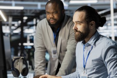 Veri merkezindeki teknisyenlerden oluşan bir ekip depolama dizilerini güncellemek için bilgisayar kullanıyor, ağ sanal yapılandırmasını yapılandırıyor. Sunucu odasında çalışan takım arkadaşları ayarları doğrulamak için bilgisayar kullanıyorlar