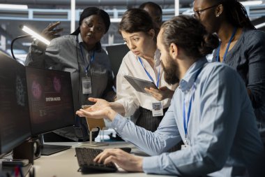 Veri merkezi teknisyenleri bilgisayar monitöründen virüs alarmına tepki göstererek kritik sistemleri korumak için protokolü başlatıyorlar. Sunucu odası takım arkadaşları hacker saldırısından sonra tehlikeli teçhizat değerlendirmesi yapıyor