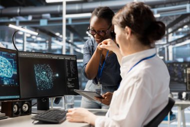 Neşeli veri merkezi yöneticileri yumruk tokuşturuyor, başarılı yapay zeka uygulamasını kutluyorlar. Sunucu merkezi iş arkadaşları yapay zeka modelinin elde ettiği optimal sonuçlar karşısında heyecanlanıyor