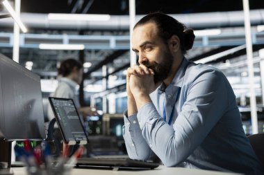 Veri Merkezi yazılım geliştirici izleme sistemi performansını PC kullanarak, darboğazları tanımlar. Sunucu çiftliği bilişim uzmanı bilgisayar hatalarını giderme, iyileştirme