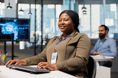 Ofisteki yapay zeka modeli önerilerini takip ederek işleri hızlandıran neşeli bir yönetici. Jolly IT profesyoneli hataları düzeltmek için yapay zeka LLM asistanına güveniyor