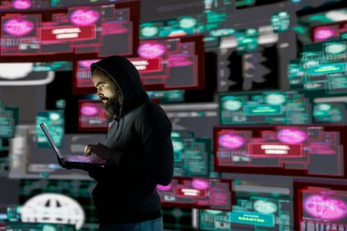 Bir hackerın ağ sistemlerini hedef alması, şifrelemeyi atlaması ve casusluk faaliyetlerine başlaması siber sızma olarak ortaya çıkıyor. Adam Al manipülasyonu yoluyla kimlik hırsızlığı ve veri ihlali yapıyor..