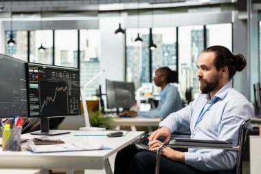 Büroyu kapsayan hisse senedi alım satımında engelli bir borsacı. Tekerlekli sandalyede belden aşağısı felçli bir şirket çalışanı hızlı kar fırsatları için borsa fiyat hareketlerini analiz ediyor.