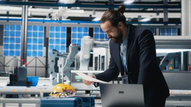 Alternatif enerji ekipmanlarını denetleyen endüstriyel iş uzmanları, kalite kontrolü ve fotovoltaik imalat endüstrisine dikkat çekiyor. Güneş enerjisi santrali. Kamera B.